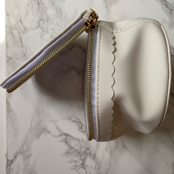 Small circular bag with zipper! Selfie prep kit . Use as a cosmetic bag or other - Picture 4 of 5